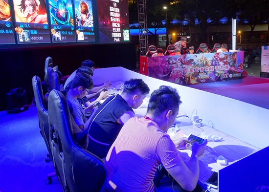 坚持以下三 坚持以下三